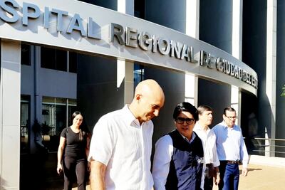 El ministro de Salud, Julio Mazzoleni, recorrió ayer junto a autoridades sanitarias de la zona este del  país  las nuevas instalaciones del  Hospital Regional de Ciudad del Este.