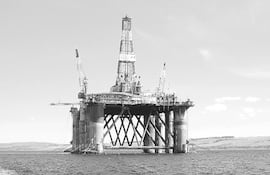 la-plataforma-petrolera-ocean-guardian-en-una-foto-de-archivo-instalada-en-la-costa-escocesa-que-en-2010-realizo-operaciones-en-aguas-de-las-falklan-210554000000-592509.jpg