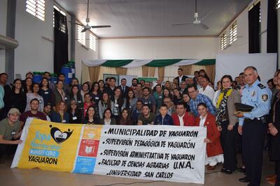 Los involucrados alumnos, docentes y autoridades educativas que trabajaràn hasta noviembre en este proyecto de Hambre Cero en Yaguarón.