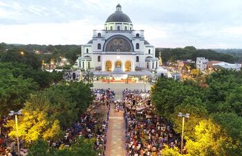 Misa central en honor de la Virgen de los Milagros de Caacupé en la basílica de la Villa Serraba el 8 de diciembre del año 2019. Cada año miles de católicos concurren al santuario.