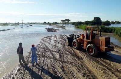 Un tramo de la ruta Alberdi, que tras las últimas lluvias y la crecida del río había  inundaba, como todos los años.