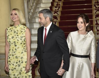 Ivanka Trump, hija y asesora del presidente Donald Trump (izq.), sonríe en el recibimiento oficial en el Palacio de López. Acompañan el presidente Mario Abdo Benítez y Silvana López Moreira Bo.