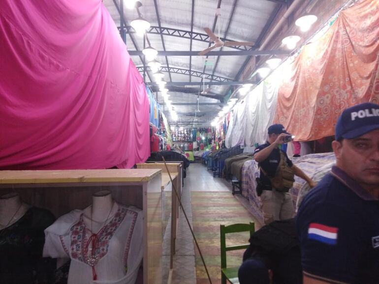 Allanamiento de comercios en el Mercado 4 en busca de prendas falsificadas.