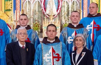 el-nuevo-sacerdote-jose-maria-troche-ferreira-centro-con-familiares-y-religiosos-del-movimiento-al-cual-pertenece--195313000000-1838412.jpg