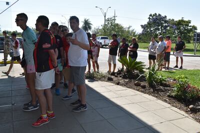 Hinchas de argentinos, llegando a territorio paraguayo.