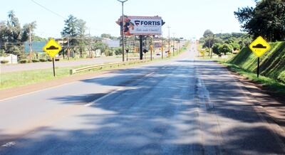 La ruta PY02, en la entrada a Ciudad del Este, que usualmente está repleta de vehículos, ayer estaba vacía. Finalmente la población cumple las medidas de restricción impuestas por el Gobierno.