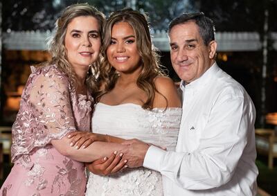 Milagros Galeano Tómboly, con sus padres Ana María Tómboly y Víctor Galeano Perrone.