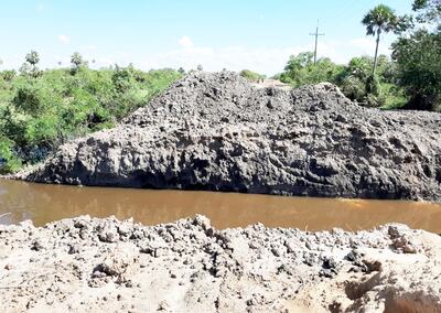Zona de obras para puente inundada   en el camino que une  Toro Pampa, María Auxiliadora y San Carlos.