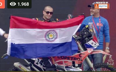 Blas Zapag Peralta, con la bandera paraguaya en el Rally Dakar 2020.