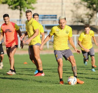 Guillermo Benítez y más atrás, Raúl Bobadilla, entre otros integrantes del plantel aborigen, en la práctica de ayer en Chile.