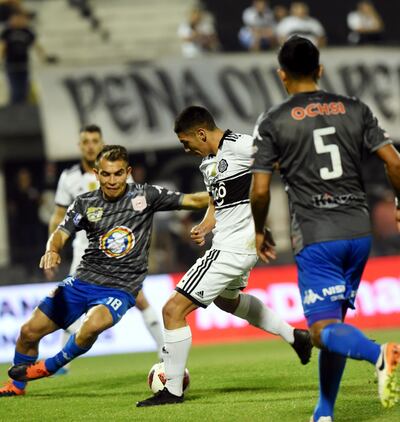 El juvenil goleador olimpista Erik López se dispone a rematar para anotar el tercer gol franjeado.