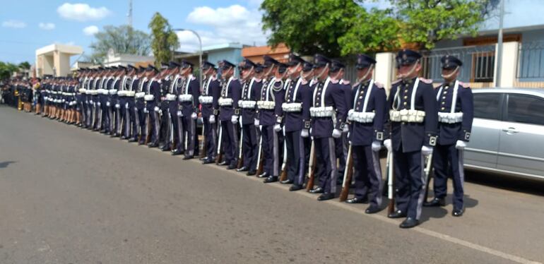 Los cadetes de la Policía Nacional despidieron con honores al comisario.