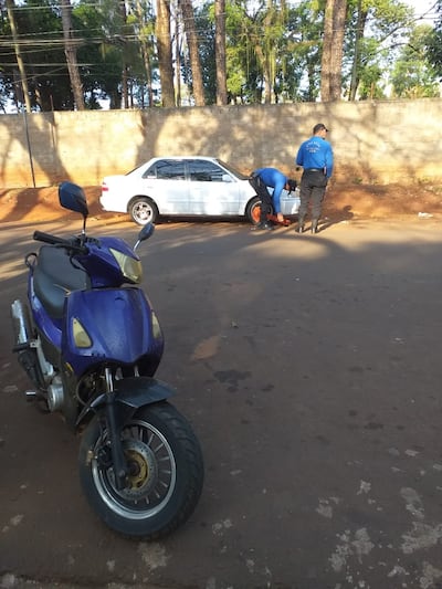 Agentes de Tránsito colocaron cepos a los vehículos mal estacionados.