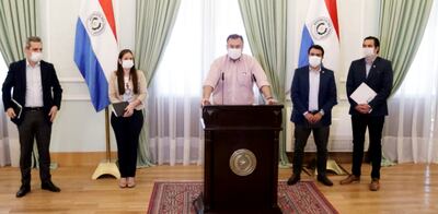 El ministro de Hacienda, Benigno López (centro), realizó ayer una conferencia de prensa en Palacio de Gobierno. Lo acompaña, el viceministro Humberto Colmán, la directora Carmen Marín, el viceministro Óscar Llamosas y Federico Mora, de Becal (de izq. a der.).