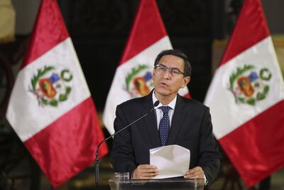 El presidente de Perú, Marín Vizcarra, mientras anuncia la disolución del Congreso, este lunes en Lima (Perú).