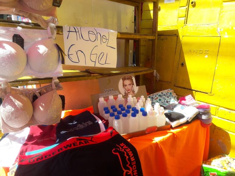 Algunos trabajadores aprovechan la situación para ofrecer alcohol en gel en medio de sus variados productos dentro del Mercado 4.
