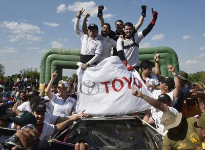 Alejandro y Marco Galanti, junto a sus navegantes Marcelo Toyotoshi y Gustavo Scheid, celebran el 1-2 de Toyota al arribar a Campo 48 y coronar por cuarta vez a Ale como vencedor del Chaco.