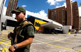 un-miembro-de-la-guardia-nacional-vigila-la-entrada-de-una-de-las-sedes-de-la-cadena-de-tiendas-daka-efe-214019000000-625476.jpg
