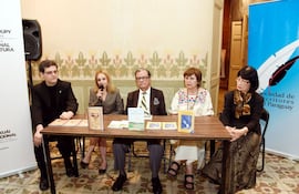 alejandro-hernandez-luz-saldivar-osvaldo-gonzalez-real-susy-delgado-y-emi-kasamatsu-en-un-momento-del-homenaje--200945000000-1361032.jpg