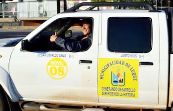 el-intendente-osvaldo-leiva-anr-en-la-camioneta-de-la-municipalidad-de-aregua-con-logo-de-la-comuna-luquena--204454000000-1107415.jpg