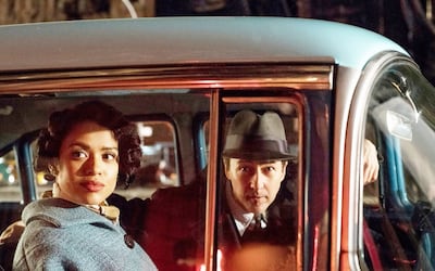 Gugu Mbatha-Raw y Edward Norton, en una escena de “Huérfanos de Brooklyn”. Una buena reconstrucción de época en una historia interesente.