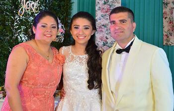 la-joven-con-sus-padres-christian-jose-candia-benitez-y-maria-victoria-amarilla-de-candia--200531000000-1519474.jpg