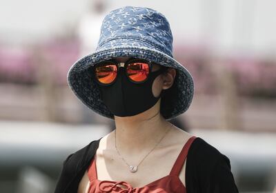 Una mujer porta una máscara para protegerse de los virus en Bangkok, Tailandia.