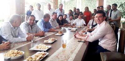 Cartes recibió ayer a la tarde a legisladores, gobernadores y dirigentes, ayer en su residencia.