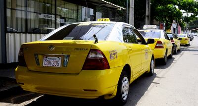 La parada de taxis Nº 41, en Bruselas y San Martín. Solo una persona tiene seis cesiones de espacios ahí.