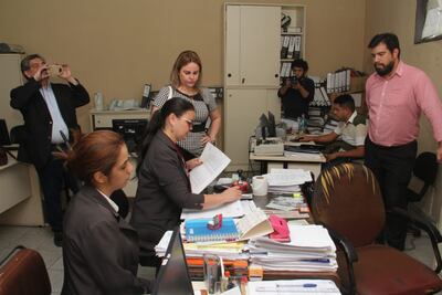 Luego de mirar a documentación pertinente, la investigadora pretende establecer dónde está el dinero que no fue transferido.