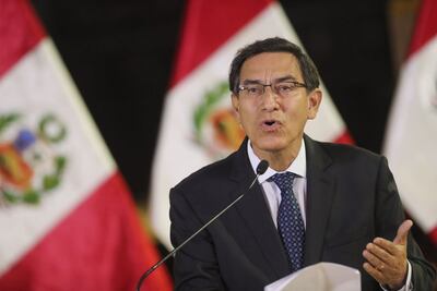 Fotografía cedida por al Agencia Andina que muestra al presidente de Perú, Marín Vizcarra, mientras anuncia la disolución del Congreso, ayer lunes en Lima (Perú). Vizcarra, anunción la disolución "constitucional" del Congreso peruano y llamó a un proceso electoral para elegir a un nuevo Parlamento con el objetivo de poner fin a la crisis política que lo enfrentaba con la oposición dominada por el fujimorismo.