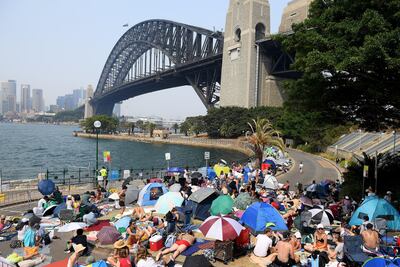 Cientos de personas acampan y apartan este lunes sus espacios cerca al puerto en el sector de Kirribilli para observar, mañana martes, el tradicional espectáculo de los fuegos artificiales de año nuevo en Sídney (Australia).