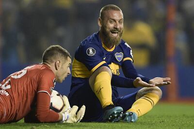 Daniele De Rossi, de Boca Juniors, gesticula ante el arquero de Liga de Quito, Adrián Gabbarini, quien le tapó una jugada de gol. El jugador italiano hizo su debut anoche en la Copa Libertadores.