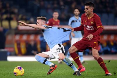 Lorenzo Pellegrini detiene el avance de Manuel Lazzari durante el partido.