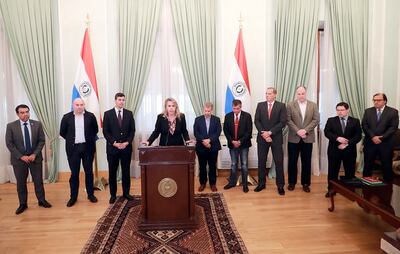 La ministra de Industria y Comercio, Liz Crámer, anoche, con los exministros de Hacienda.