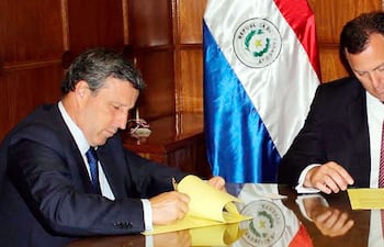 juan-carlos-de-goycoechea-firmando-contrato-con-ramon-jimenez-gaona-en-el-2015--211301000000-1592494.jpg