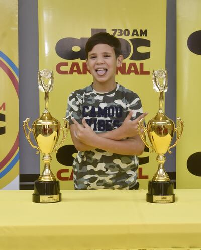 Benjamín, el creador del nuevo y peculiar festejo de su papá en los últimos once goles. “Benji” custodia los trofeos del “Mejor”.