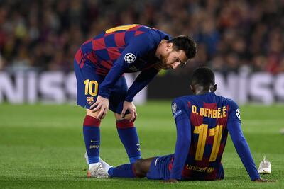 Dembele charlando con Lionel Messi luego de su lesión.