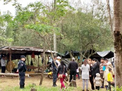 La fiscala Diana Laterza conversa con los invasores de la propiedad ubicada en la compañía Cocué Guazú del distrito de Emboscada.