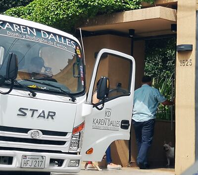 Momento en el que el ex fiscal general Javier Díaz Verón ingresa a su casa tras salir a pasear con sus perros. Un juez le otorgó un permiso para “trabajar” a pesar de tener arresto domiciliario.