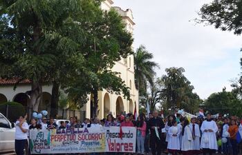 una-multitudinaria-feligresia-de-la-diocesis-de-carapegua-participo-de-la-actividad-denominada-un-paso-por-la-familia--194058000000-1827237.jpg