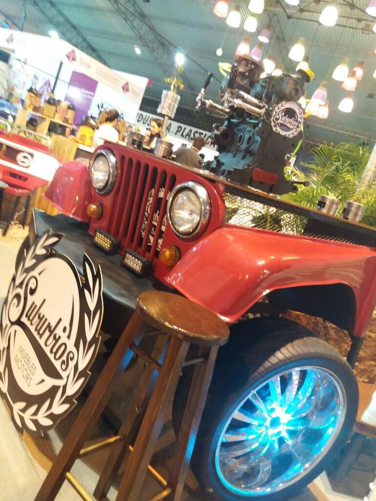 El parachoques y capó de un Jeep Willys trabajado y convertido en una elegante barra.