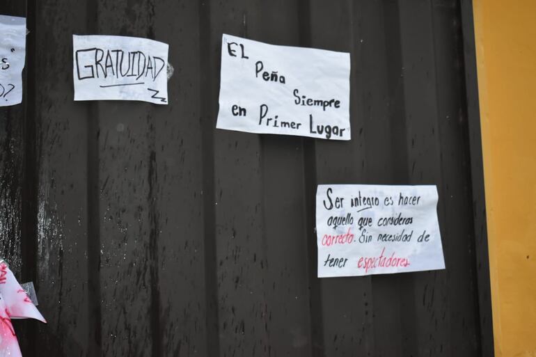 Los estudiantes mantienen cerrado el portón de acceso de la institución.