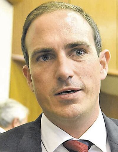 Stephan Rasmussen (PPQ). Senador y miembro de la Comisión Permanente del Congreso Nacional, a favor del texto original.