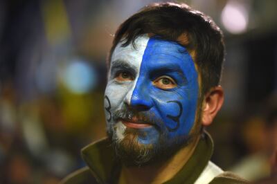 Un partidario del candidato Luis Lacalle Pou durante el cierre de campaña del mismo en Canelones, Uruguay, el pasado miércoles.