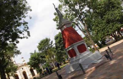 Estatua de la Libertad, Villarrica, Paraguay   
(SouthAmericanPostcard.com)