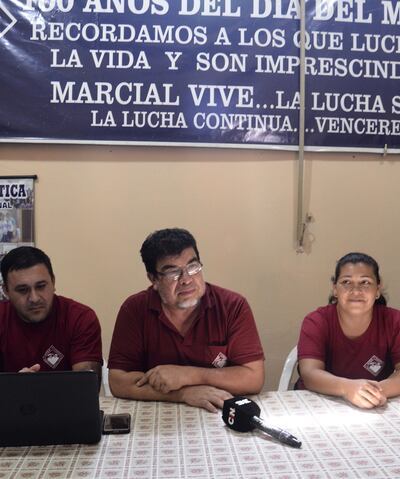 Gabriel Espínola (c) y sus colegas de OTEP-A anuncian marchas.