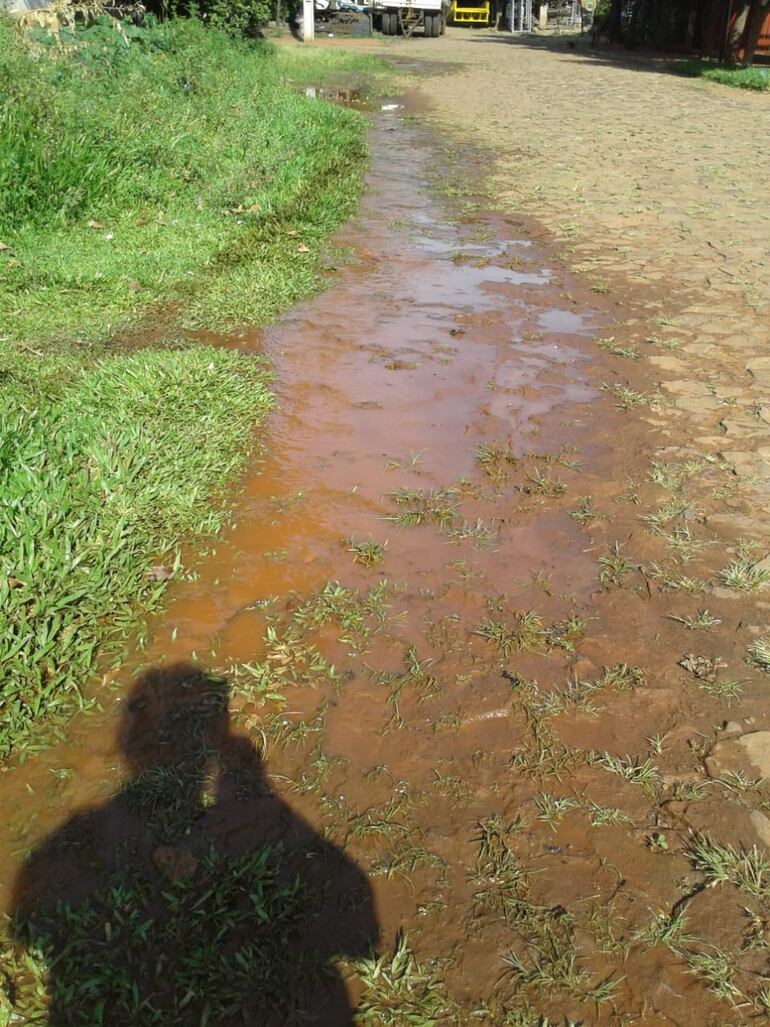Pérdida de agua en Luque.