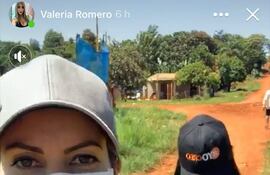 Valeria Romero, directora del Codeni, junto con una funcionaria que tiene el kepis con el slogan “Yocreo”, durante el censo.