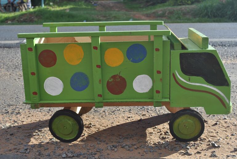 Los tradicionales camiones de madera son fabricados en Luque.